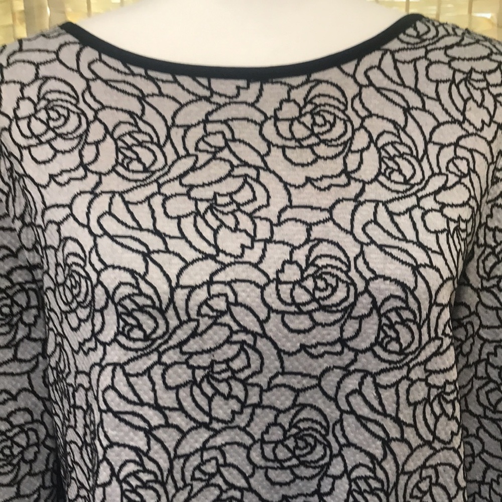 Women’s Top with pockets. Size Large. Beautiful flower design. - Picture 2 of 8